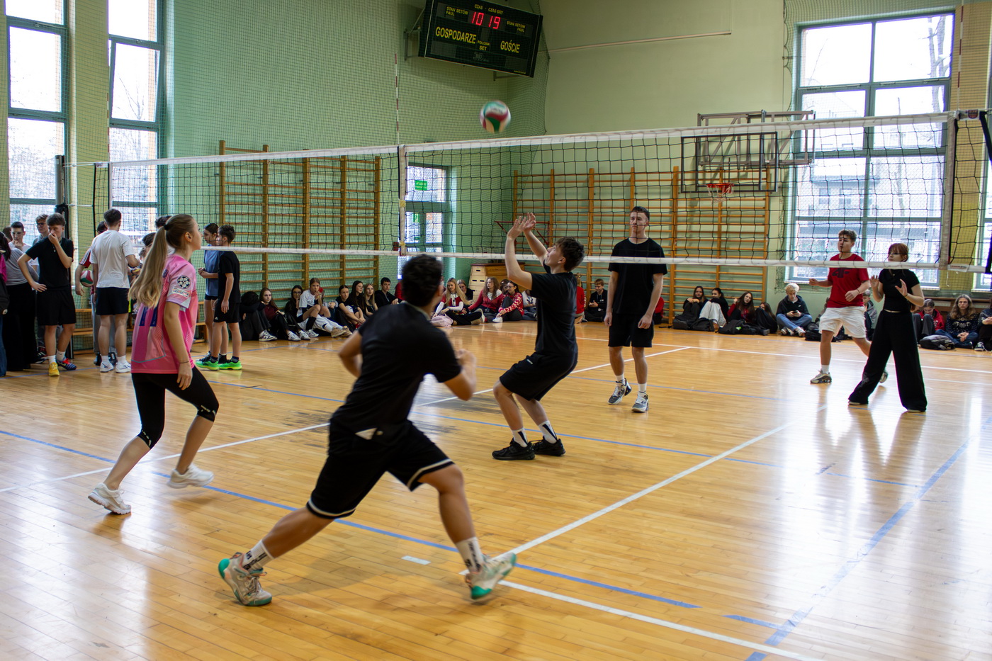 Zdjęcie Mikołajkowy Turniej Piłki Siatkowej 05.12.2025 N-66e53236c-0df6-4a61-a041-3cea00ab1b6b.jpg w galerii VI Mikołajkowy Turniej Piłki Siatkowej Trójek